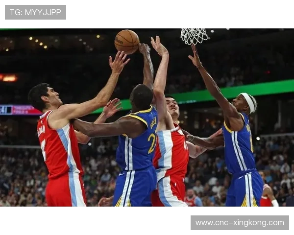 库里三分开火，勇士在外线完成反扑