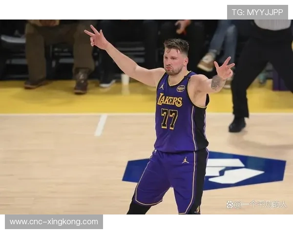 东契奇后仰中投直落篮筐，独行侠再稳一局